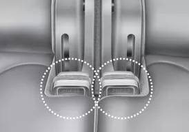 Hinteren Sicherheitsgurt verstauen