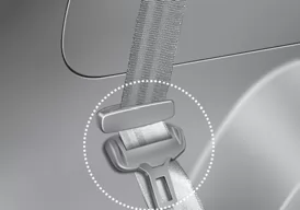 Hinteren Sicherheitsgurt verstauen