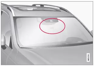 Der markierte Bereich muss frei von Aufklebern, Gegenständen, Sonnenschutzfolie usw. sein