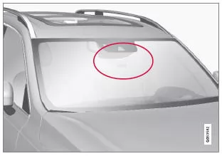 Der markierte Bereich muss frei von Aufklebern, Gegenständen, Sonnenschutzfolie usw. sein