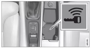 Lage des Schlüssellesegeräts im Getränkehalter