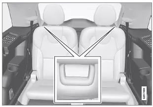 Rückenlehnen in der dritten Sitzreihe umklappen