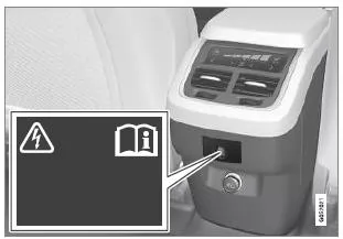 230-V-Steckdose in der Tunnelkonsole, zweite Sitzreihe