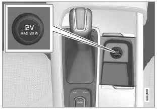 12-V-Steckdose in der Tunnelkonsole, vorn.